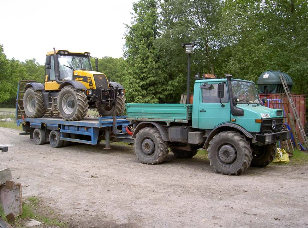 31 Year Old Mog Tows Young Fastrac - Priceless!!