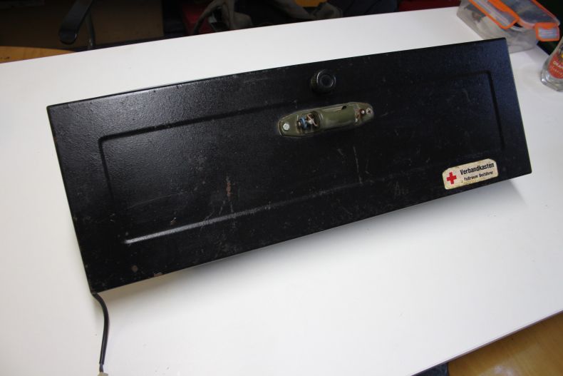 USED SBU GLOVEBOX & LID