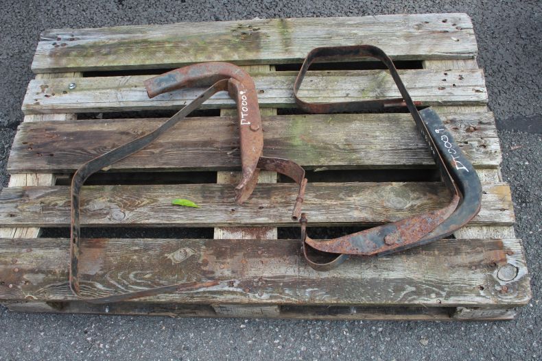 USED MB TRAC 900 DIESEL TANK BRACKETS & STRAPS