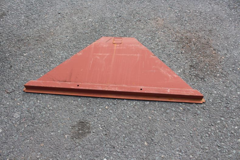 FRONT PART OF REMOVABLE TRIANGULAR FLOOR SECTION