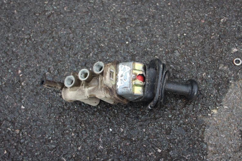 USED 3 PORT HANDBRAKE VALVE