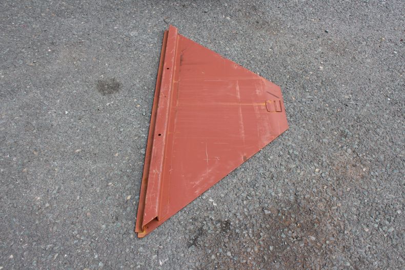 FRONT PART OF REMOVABLE TRIANGULAR FLOOR SECTION