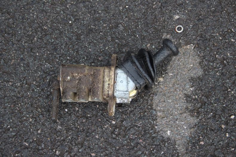 USED 3 PORT HANDBRAKE VALVE