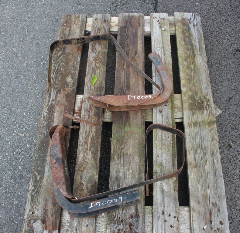 USED MB TRAC 900 DIESEL TANK BRACKETS & STRAPS