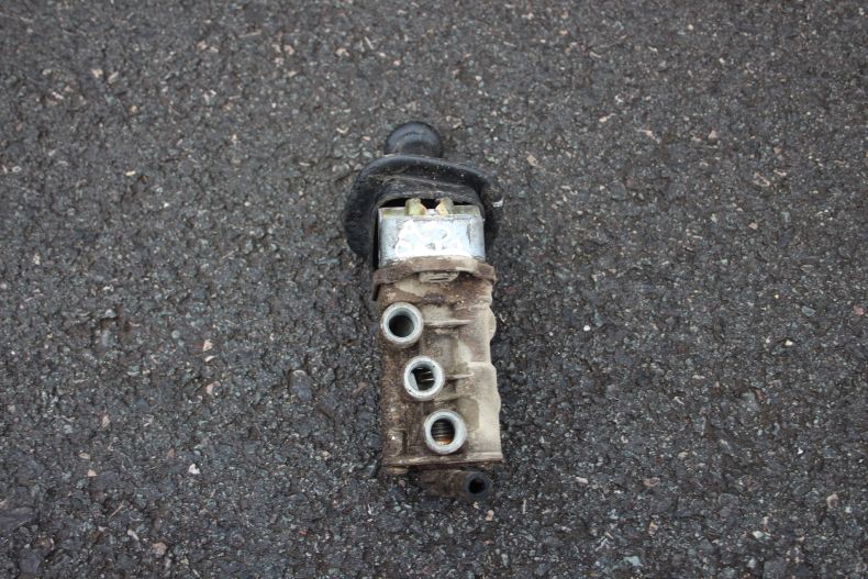 USED 3 PORT HANDBRAKE VALVE