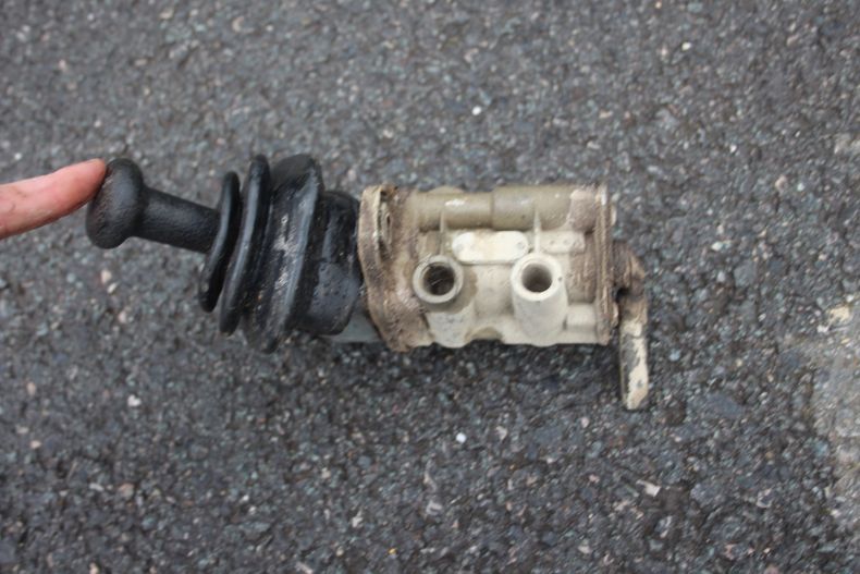 USED 3 PORT HANDBRAKE VALVE