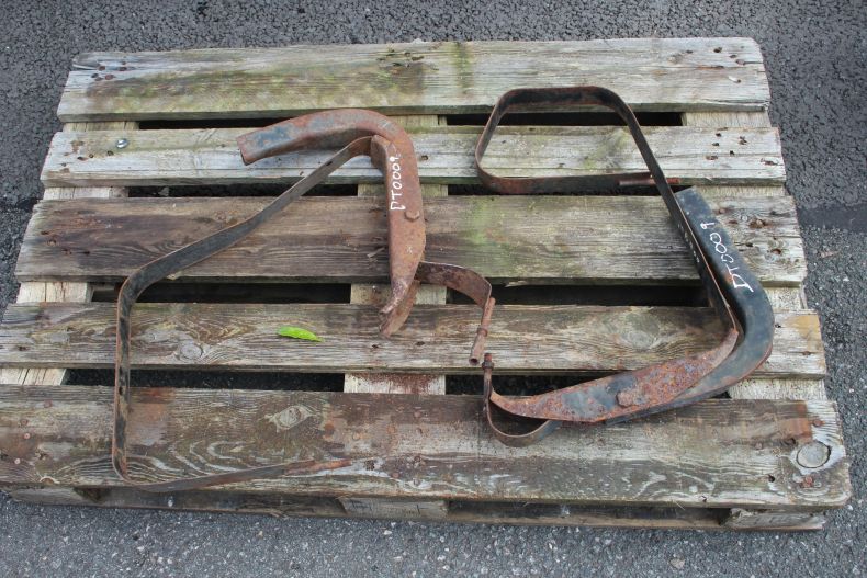 USED MB TRAC 900 DIESEL TANK BRACKETS & STRAPS