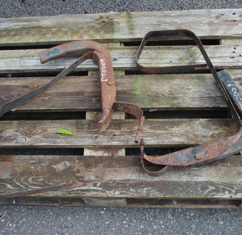 USED MB TRAC 900 DIESEL TANK BRACKETS & STRAPS