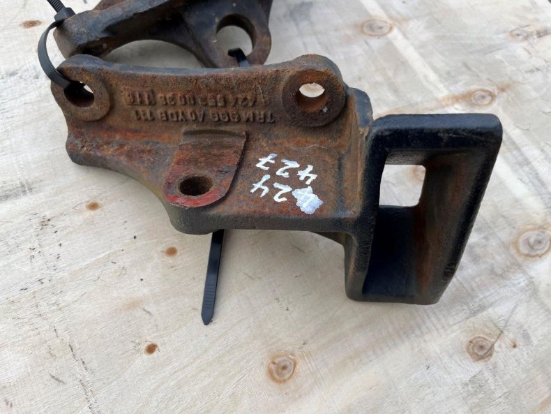 USED DIN BRACKETS 424 427