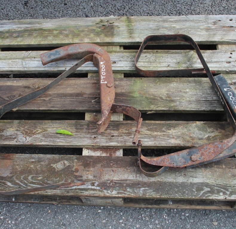 USED MB TRAC 900 DIESEL TANK BRACKETS & STRAPS