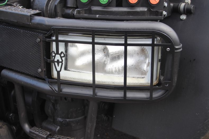 AV U300/400/500 UGN NEW HEADLIGHT GUARDS PAIR