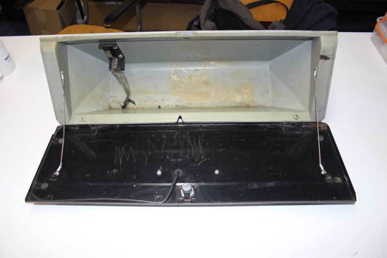 USED SBU GLOVEBOX & LID