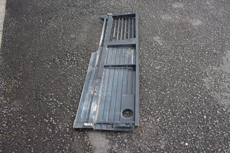 USED FRONT GRILLE U2100-2450