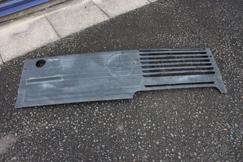 USED FRONT GRILLE U2100-2450