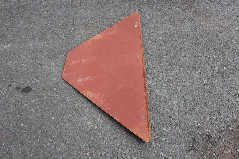 FRONT PART OF REMOVABLE TRIANGULAR FLOOR SECTION