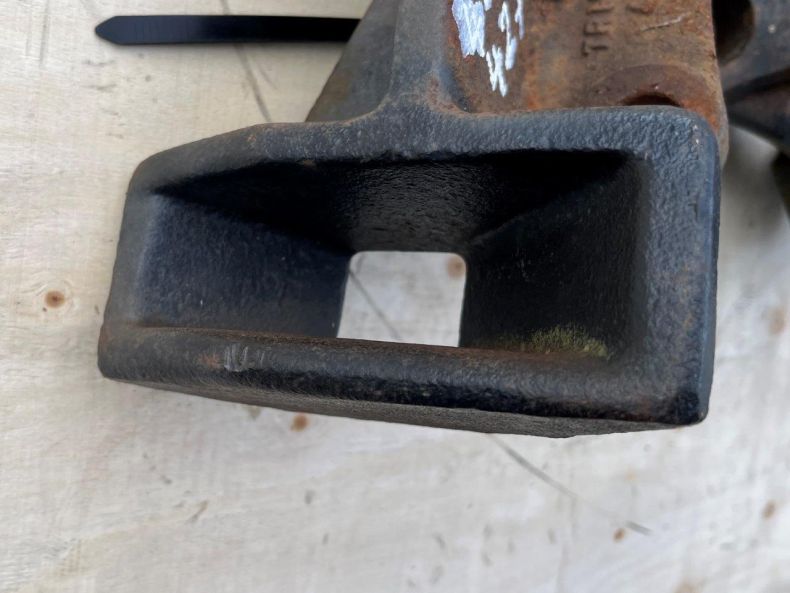 USED DIN BRACKETS 424 427