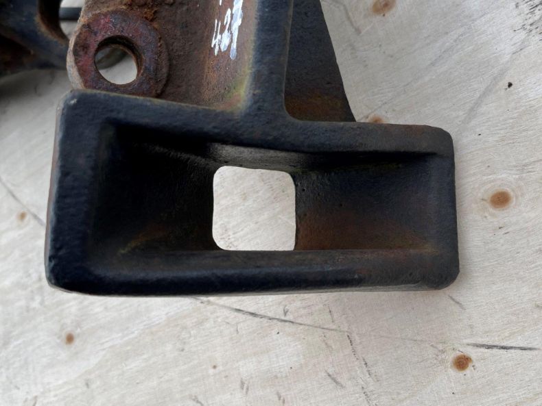 USED DIN BRACKETS 424 427