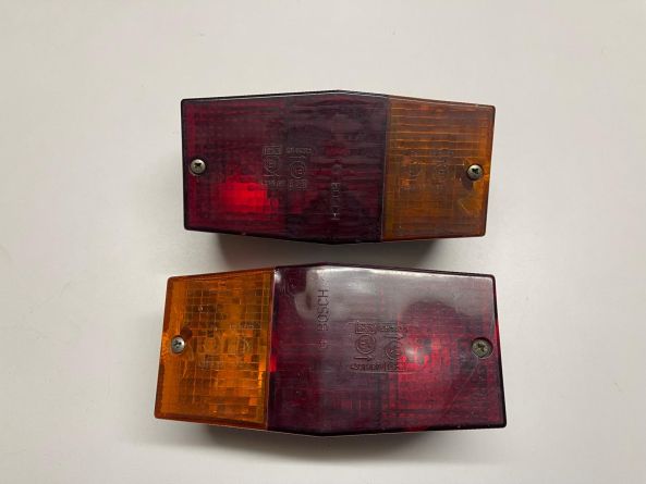 PAIR OF USED REAR LIGHT UNITS 424/427