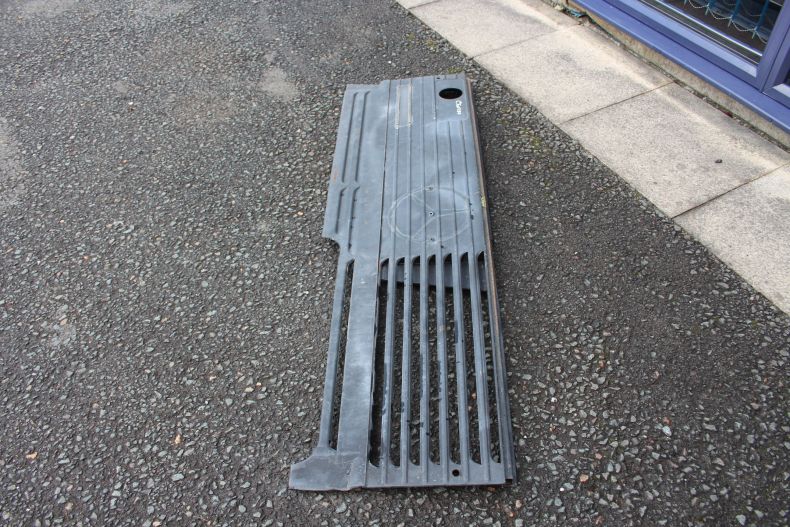 USED FRONT GRILLE U2100-2450