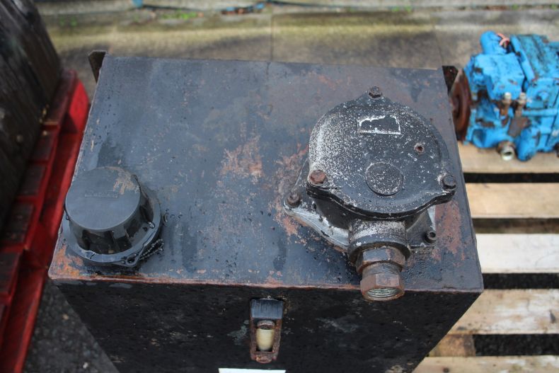 USED HYDRAULIC TANK