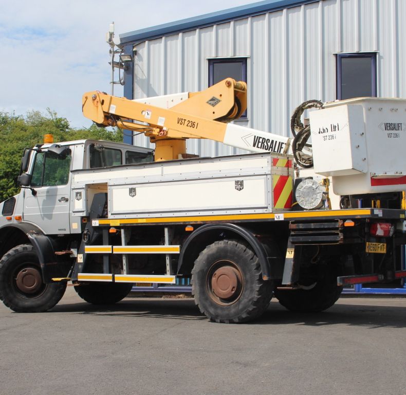 U4000 3.8M WHEELBASE WITH VERSALIFT ACCESS PLATFORM- CTIS