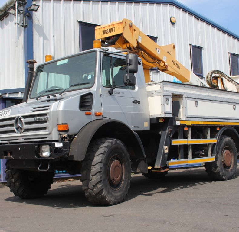 U4000 3.8M WHEELBASE WITH VERSALIFT ACCESS PLATFORM- CTIS