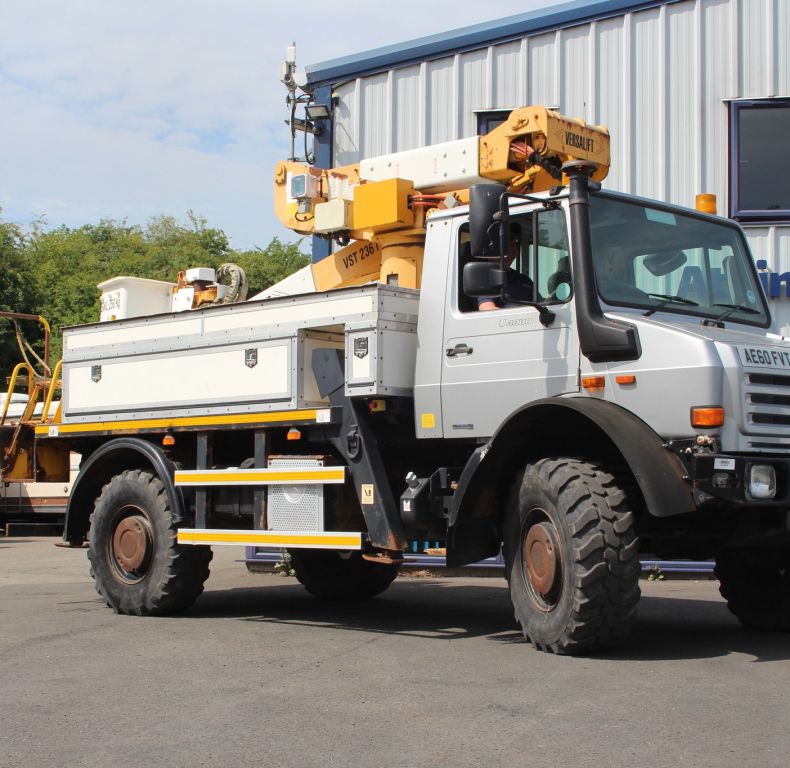 U4000 3.8M WHEELBASE WITH VERSALIFT ACCESS PLATFORM- CTIS