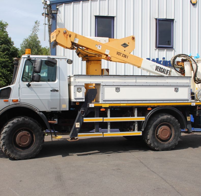 U4000 3.8M WHEELBASE WITH VERSALIFT ACCESS PLATFORM- CTIS