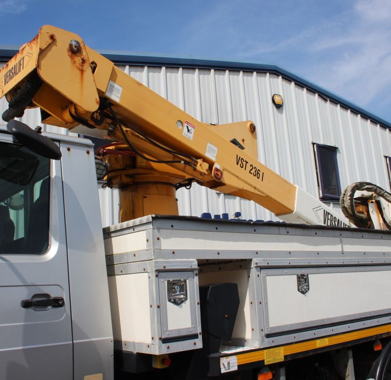 U4000 3.8M WHEELBASE WITH VERSALIFT ACCESS PLATFORM- CTIS